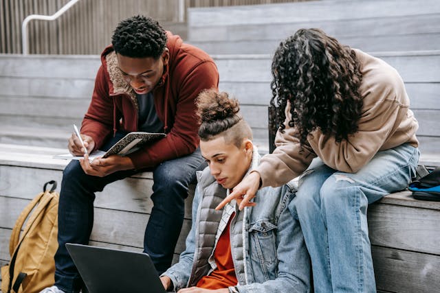 Nhóm sinh viên thảo luận học tập sôi nổi